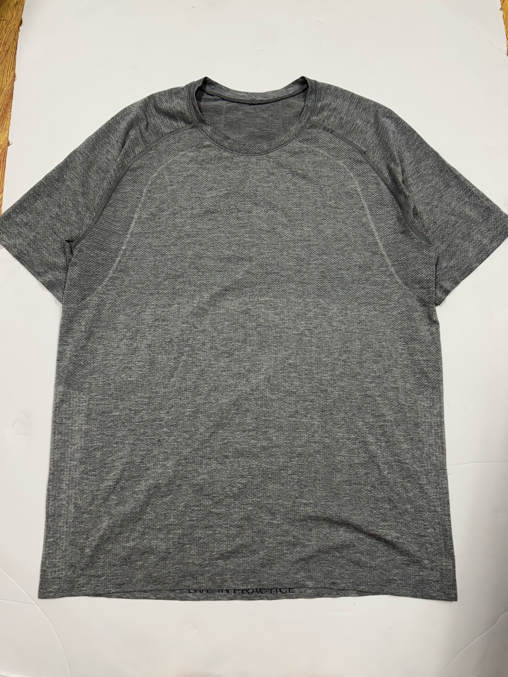 Lululemon Shirt Mens Large Gray Athleisure Short Sleeve Metal Vent Tech Gym Tee